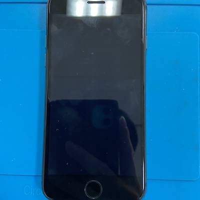 画面が真っ暗な状態のiPhone8【画面修理】