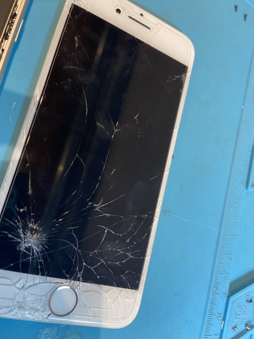 iPhoneの画面は割れても即日で修理することができます！