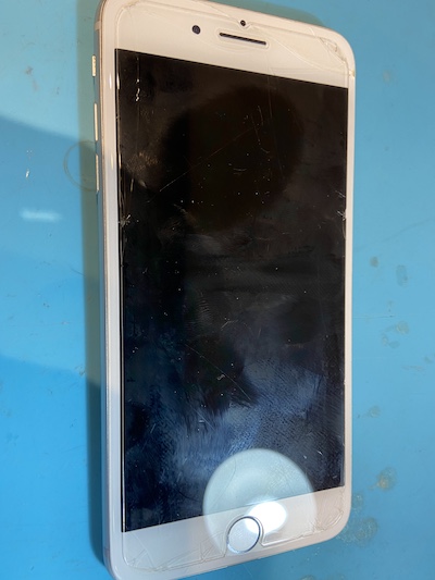 iPhone8の画面を30分で修理しました！！