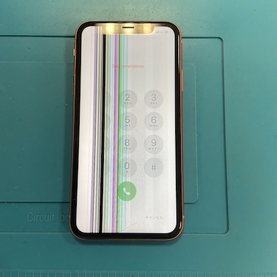 画面に縦線が入ったiPhoneXR