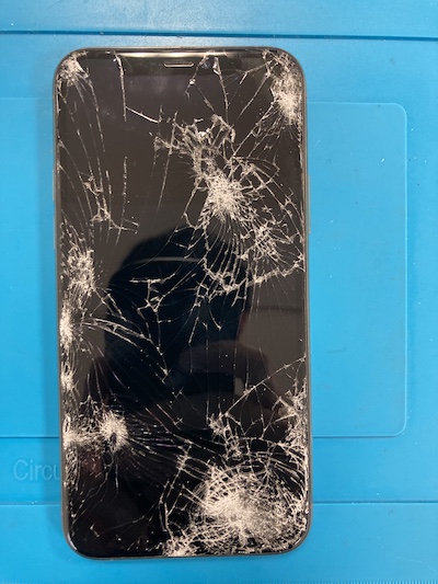 iPhoneXSの画面を30分で修理しました！