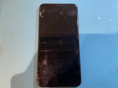 iPhoneXSMaxの画面割れ30分ほどで直せます！
