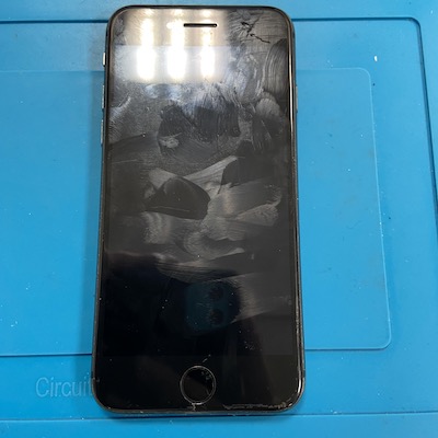 画面が真っ暗な状態になったiPhoneSE2【画面修理】