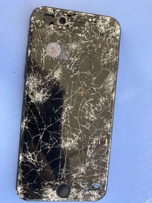画面が割れてカメラが露出したiPhoneを60分で修理しました！