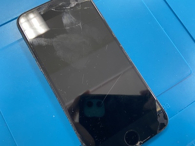 iPhoneの画面割れ30分ほどで直ります！