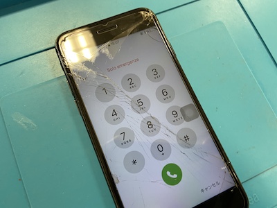 画面が割れてしまったiPhone8を修理しました！