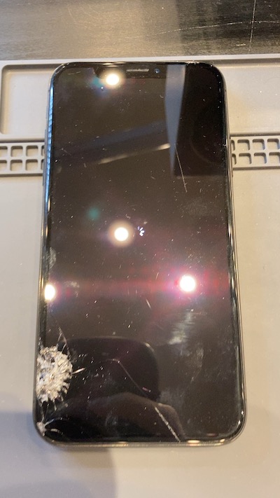 画面がバキバキに割れてしまったiPhoneXの画面交換修理をしました