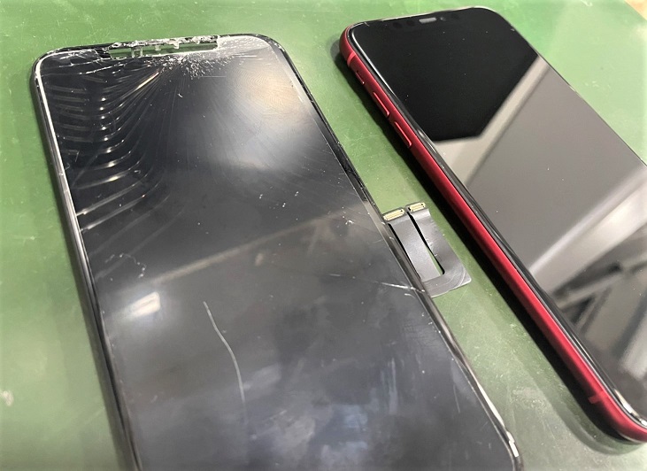 岡山市にお住まいのお客様よりiPhoneXSの画面割れ修理