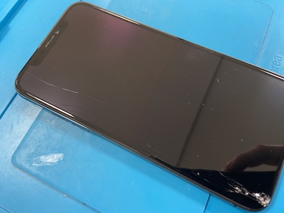 iPhoneXSの画面割れ修理で来店！