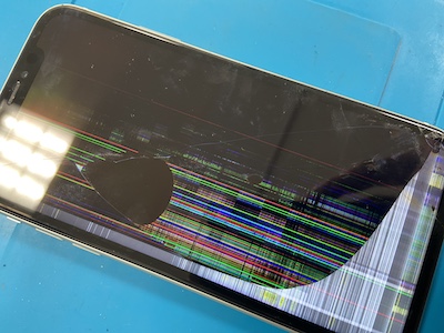 液晶が割れて画面が真っ暗になったiPhone11