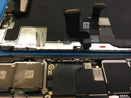  【iPhoneX】の水没によるリンゴループを改善いたしました。