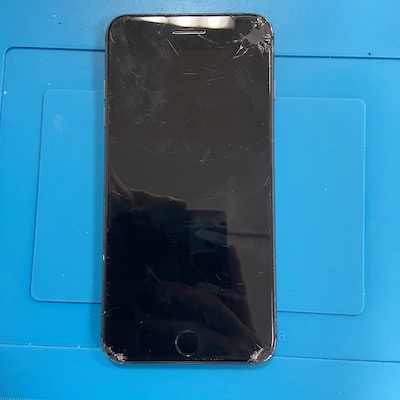 iPhone8の画面割れで来店！