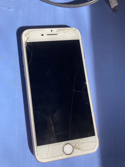 画面が割れてしまったiPhone8を修理しました！！