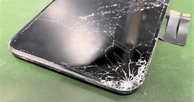 iPhoneの画面が割れたまま使うのはキケン