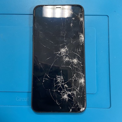 iPhone11ProMaxの画面割れ即日で直ります！
