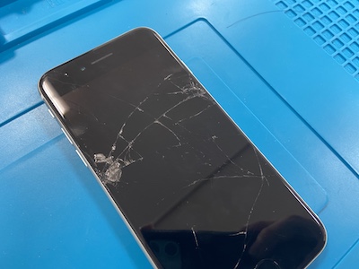 画面が割れたiPhone8を30分で修理しました！