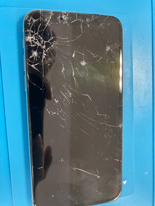 画面の割れたiPhoneXSを修理しました！
