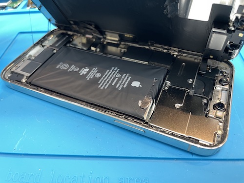 iPhone12 強い衝撃後からのバッテリー膨張で画面浮き