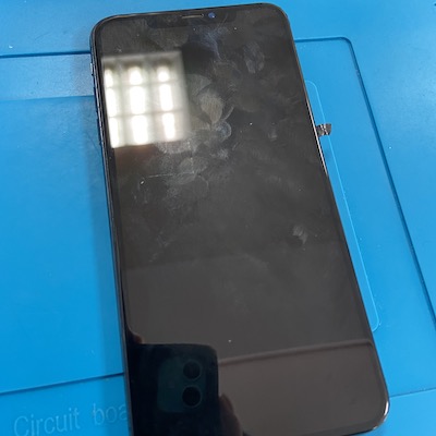画面が点かなくなったiPhoneXSMax【画面修理】