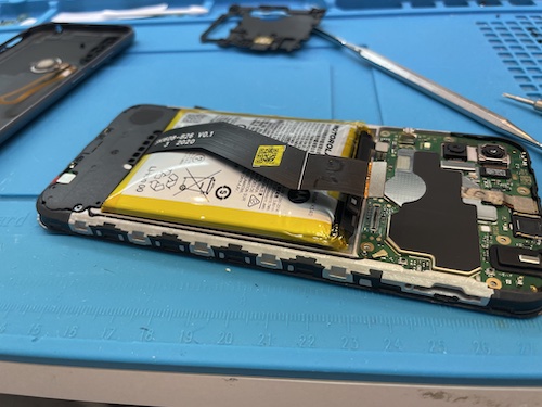 Motorola Moto e6s バッテリー膨張して液晶が浮く症状