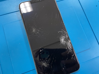 iPhoneXの画面割れ修理！【即日】