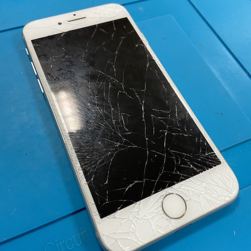 当店でiPhoneの即日修理承っております！