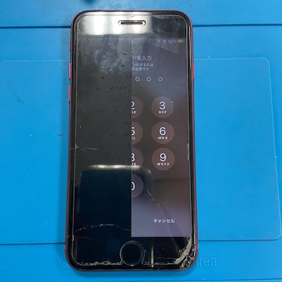 画面半分が真っ暗になったiPhoneSE3【画面修理】