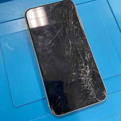 iPhone11画面割れ修理【最短30分】