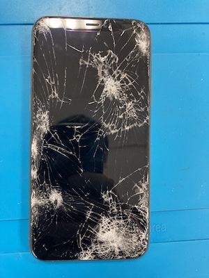 バキバキに割れたiPhoneXSでも即日で修理できます！