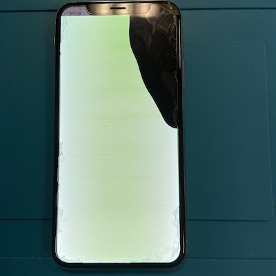 iPhoneXSの液晶割れでお客様来店！