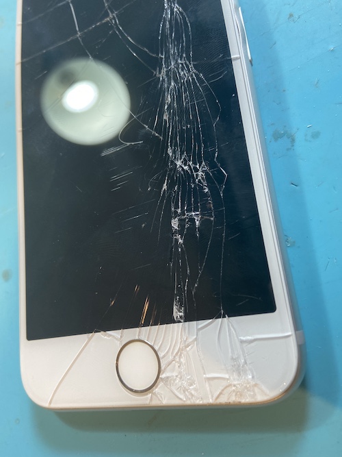 iPhpneSE2の画面交換即日で修理できます！