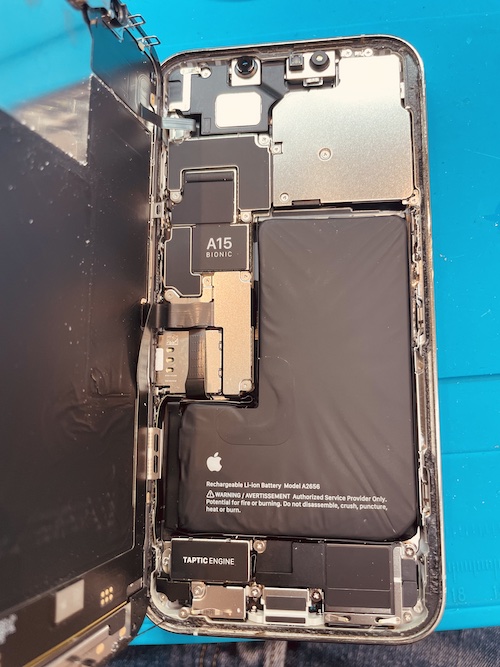 iPhone13Pro 不定期に再起動を繰り返す症状