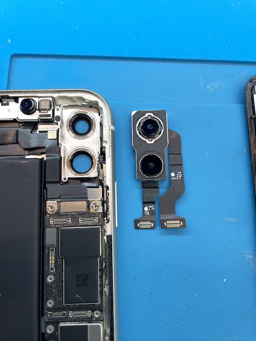 iPhone11リアカメラに割れたような影が映り込む症状