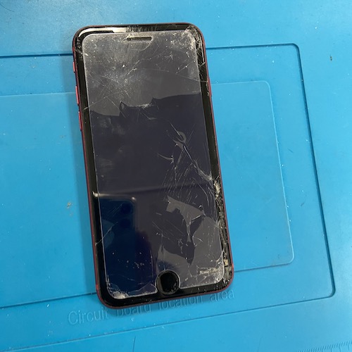 iPhoneSEの画面交換修理お任せください！