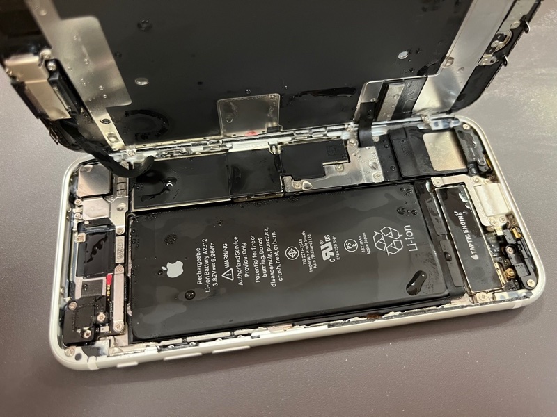 水濡れiPhoneはお早めに処置を！手遅れになる前に・・・