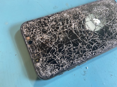 iPhoneの画面割れは最短10分で修理可能な当店におまかせください