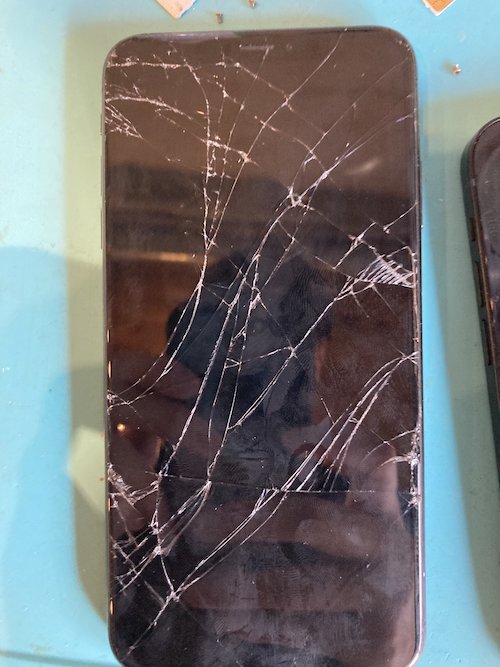iPhoneXS画面交換最短10分で修理可能です。
