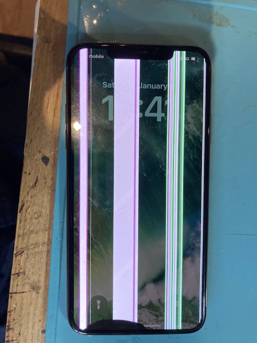 iPhoneの画面に縦線が！最短10分で修理可能です！