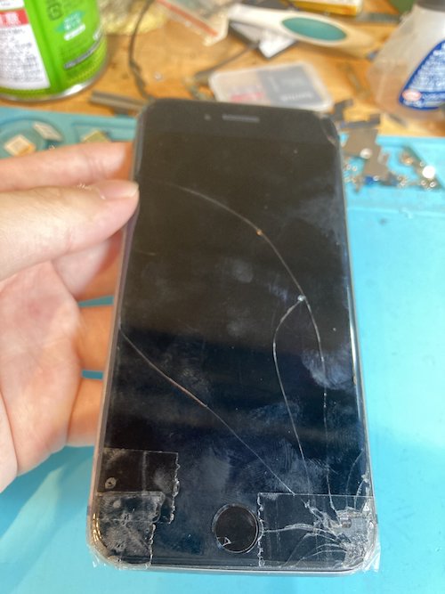 iPhone8の画面割れ修理！