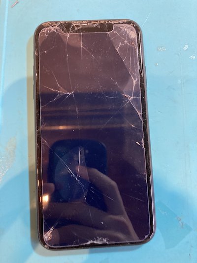 iPhoneXS画面割れ修理即日でいけます！
