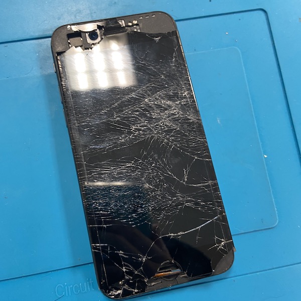 iPhoneSE第２世代画面交換修理のお客様が来店されました！
