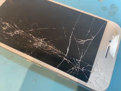 iPhone8の画面割れ30分で治ります！