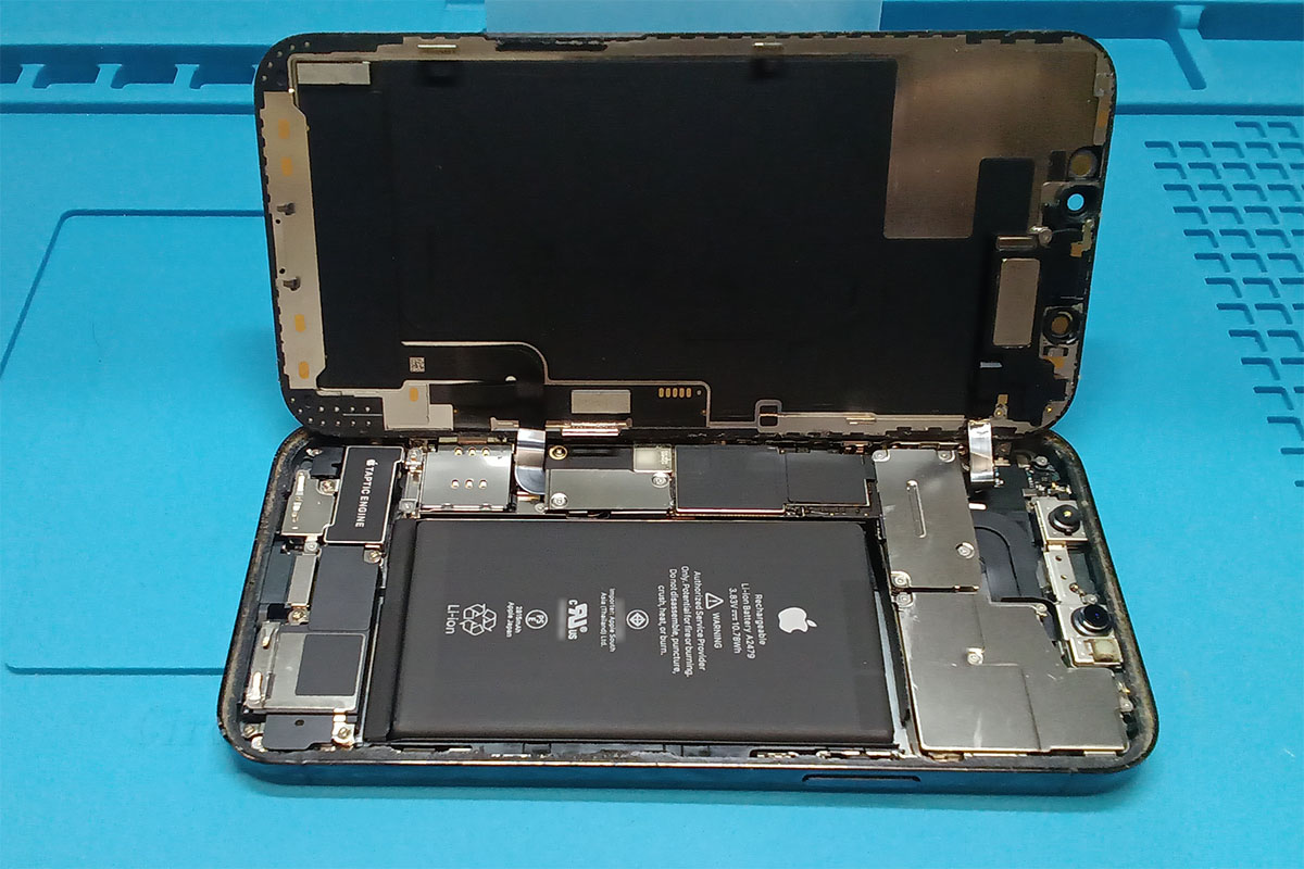 iPhone12 パソコン組み立て教室の間にバッテリー交換