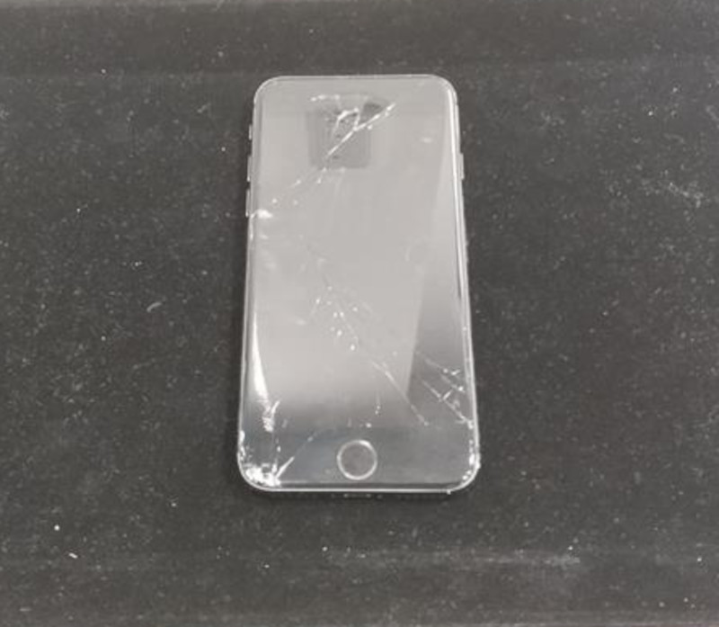 【中野店】画面が割れたiPhone8を液晶修理で即日対応！