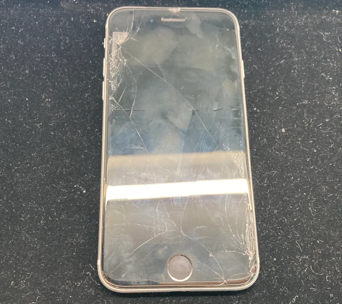 【中野店】iPhone SE2の画面割れ修理事例