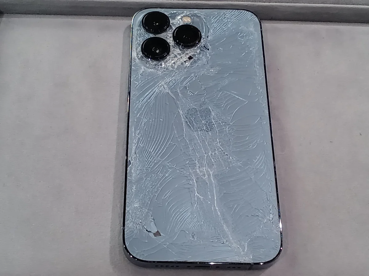 トラックに踏まれたiPhone13 Pro Maxからのデータ復旧