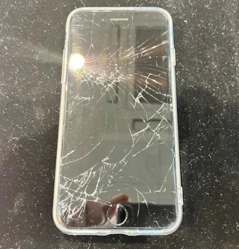 【中野】iPhone SE2 画面割れで表示不良 修理事例 