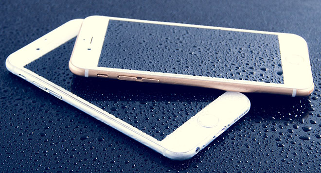 iPhone2台が水で濡れている画像