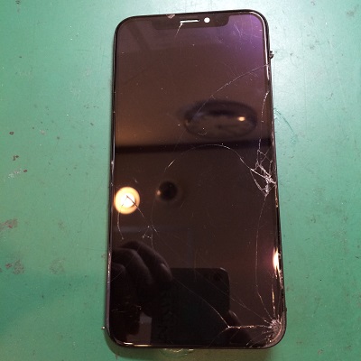 iPhoneXS画面割れ