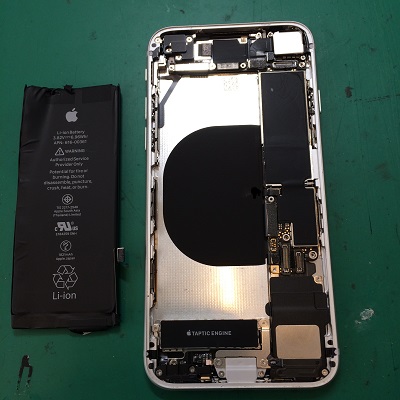 iPhone8バッテリー取り外し後